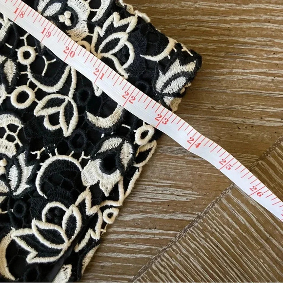 Talbots Skirt Black @ White Floral Embroidered Lace Overlay Lined Pencil Size 10 - Picture 6 of 6